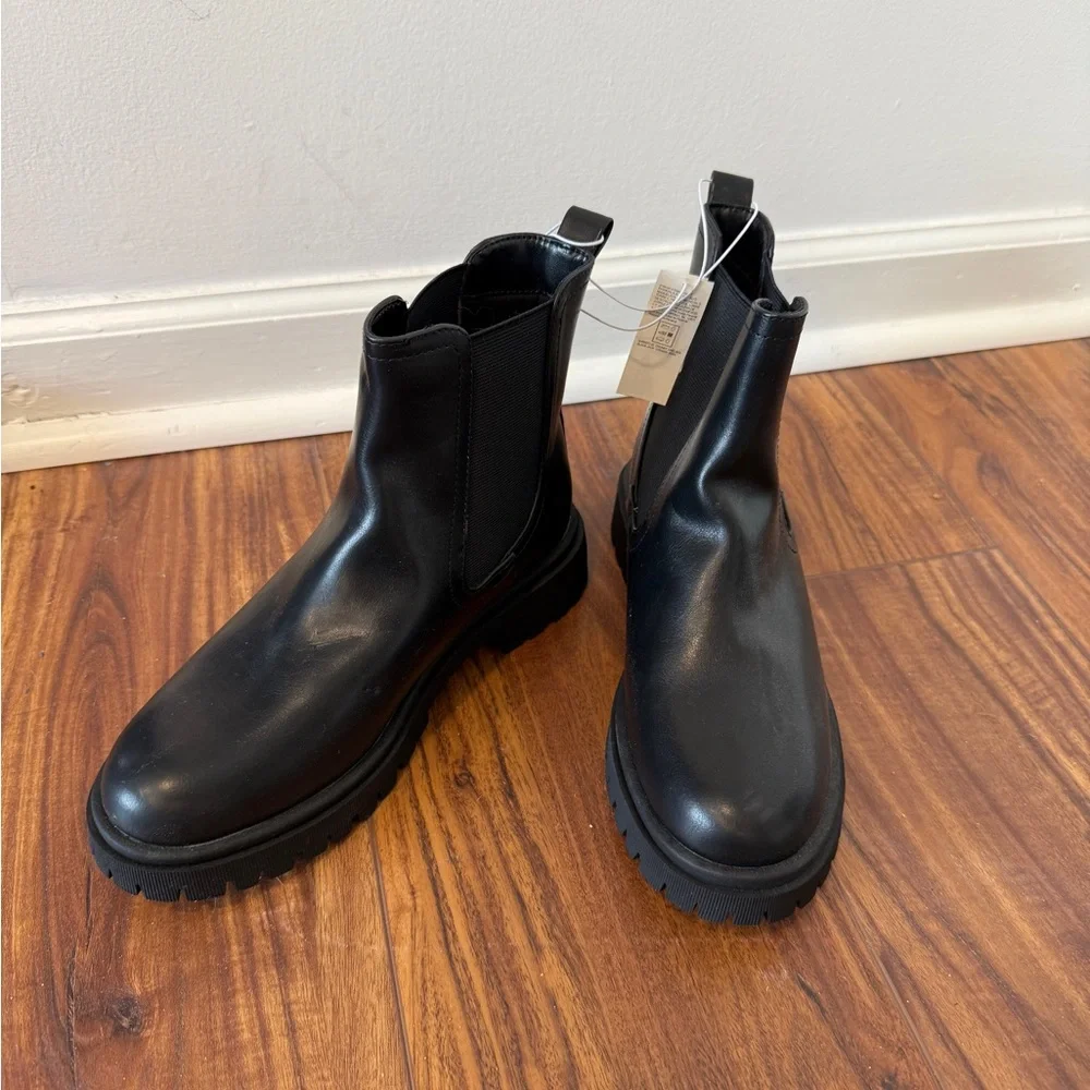 NWT Old Navy black Chelsea boots - Picture 4 of 6